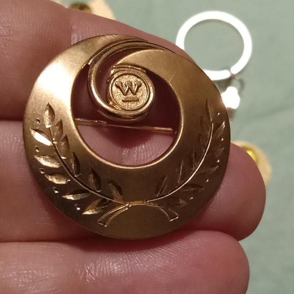 Lot of 9 Vintage Pins Keychains - Picture 10 of 13